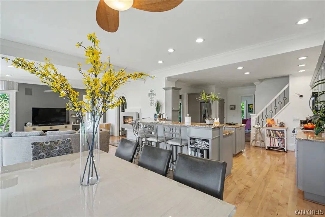 OPEN CONCEPT BETWEEN KITCHEN AND FAMILY ROOM