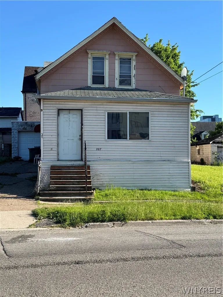 207 East North Street S, Buffalo, New York 14204, Buffalo, New York 14204, 2 Bedrooms Bedrooms, 8 Rooms Rooms,1 BathroomBathrooms,Residential,For Sale,207 East North Street S, Buffalo, New York 14204,0,B1692818