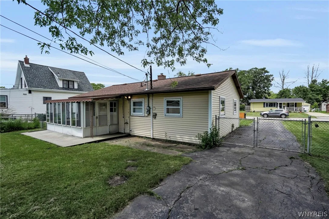 201 Dupont Avenue, Tonawanda, New York 14150, Tonawanda, New York 14150, 3 Bedrooms Bedrooms, 6 Rooms Rooms,1 BathroomBathrooms,Residential,For Sale,201 Dupont Avenue, Tonawanda, New York 14150,0,B1693717