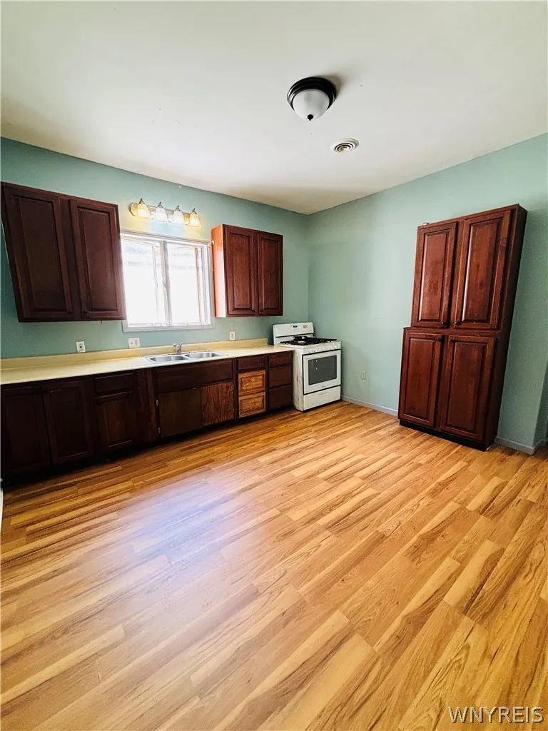 238 Benzinger Street, Buffalo, New York 14206, Buffalo, New York 14206, 6 Bedrooms Bedrooms, ,2 BathroomsBathrooms,Residential,For Sale,238 Benzinger Street, Buffalo, New York 14206,0,B1694349