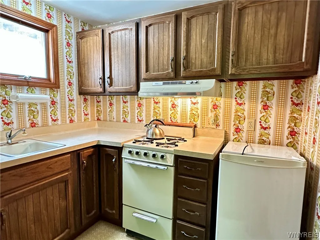 2nd floor in-law suite-Small kitchen has everything you need!