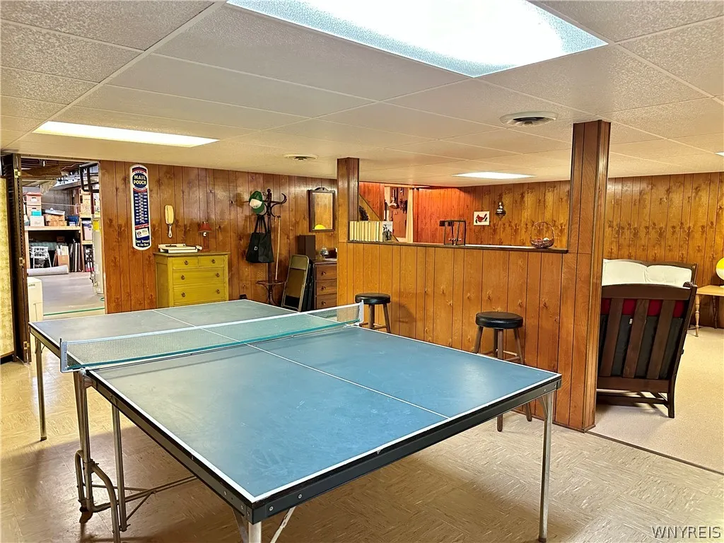 Space for ping pong or pool table