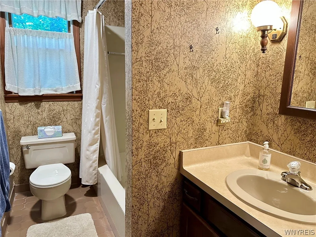 1st floor hallway full bath