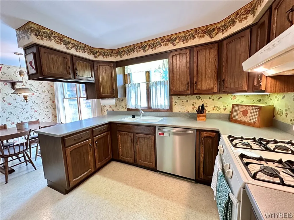 All appliances stay with the home.