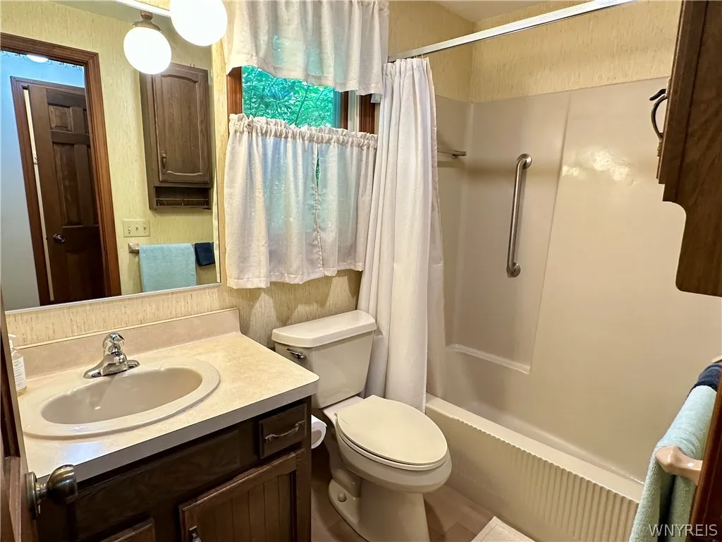 Ensuite primary full  bath with tub.