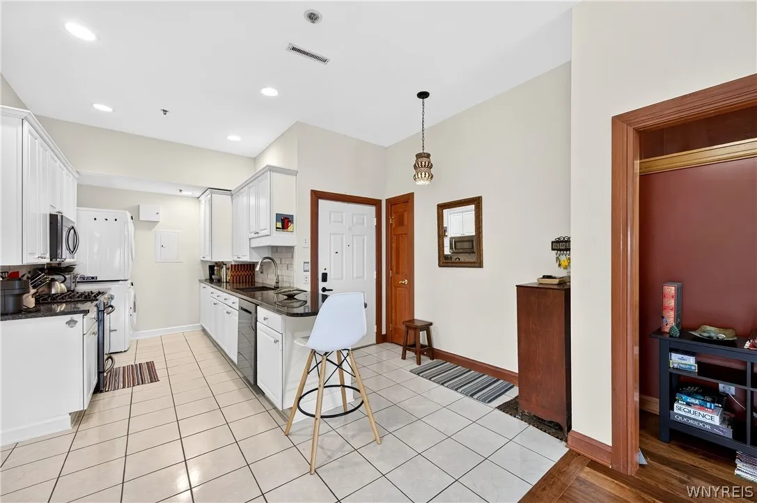 231 Richmond Avenue 14, Buffalo, New York 14222, Buffalo, New York 14222, 2 Bedrooms Bedrooms, 8 Rooms Rooms,2 BathroomsBathrooms,Residential,For Sale,231 Richmond Avenue 14, Buffalo, New York 14222,0,B1694498