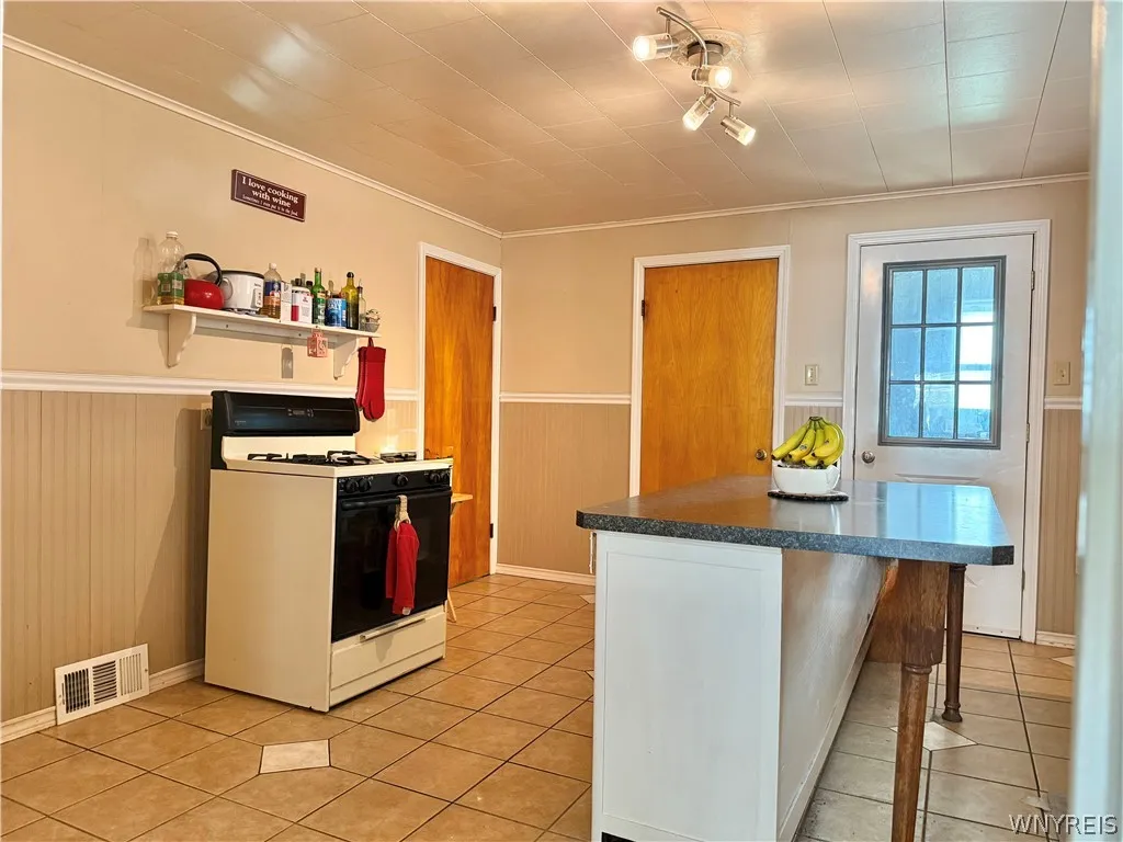 25 Gorski Street, Buffalo, New York 14206, Buffalo, New York 14206, 5 Bedrooms Bedrooms, 8 Rooms Rooms,1 BathroomBathrooms,Residential,For Sale,25 Gorski Street, Buffalo, New York 14206,0,B1694781