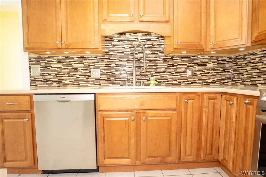Corian countertops, under cabinet lighting