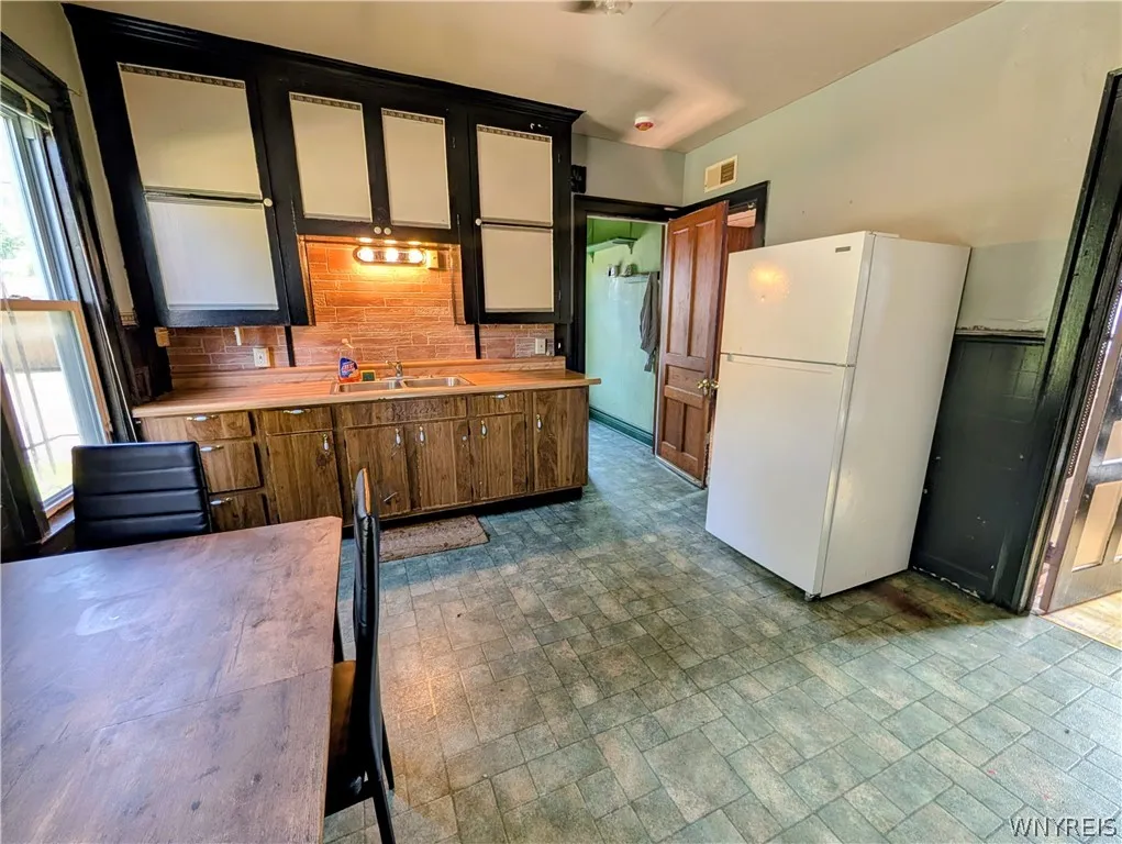 325 Box Avenue, Buffalo, New York 14211, Buffalo, New York 14211, 3 Bedrooms Bedrooms, 6 Rooms Rooms,1 BathroomBathrooms,Residential Lease,For Rent,325 Box Avenue, Buffalo, New York 14211,0,B1695677
