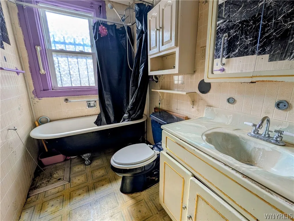 325 Box Avenue, Buffalo, New York 14211, Buffalo, New York 14211, 3 Bedrooms Bedrooms, 6 Rooms Rooms,1 BathroomBathrooms,Residential Lease,For Rent,325 Box Avenue, Buffalo, New York 14211,0,B1695677