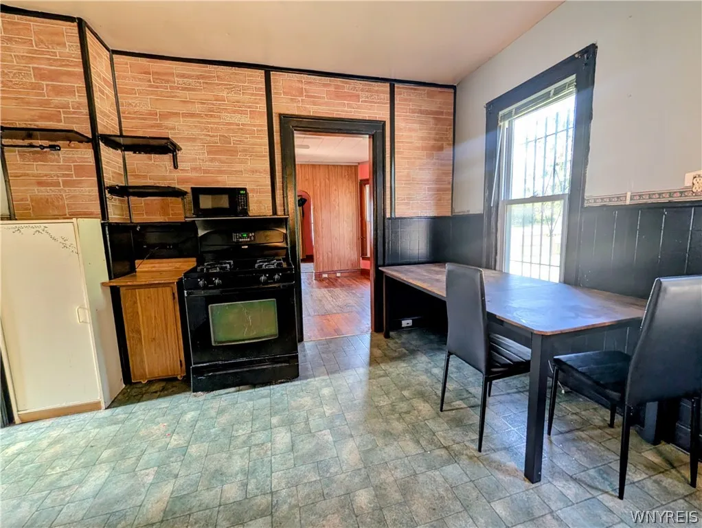 325 Box Avenue, Buffalo, New York 14211, Buffalo, New York 14211, 3 Bedrooms Bedrooms, 6 Rooms Rooms,1 BathroomBathrooms,Residential Lease,For Rent,325 Box Avenue, Buffalo, New York 14211,0,B1695677