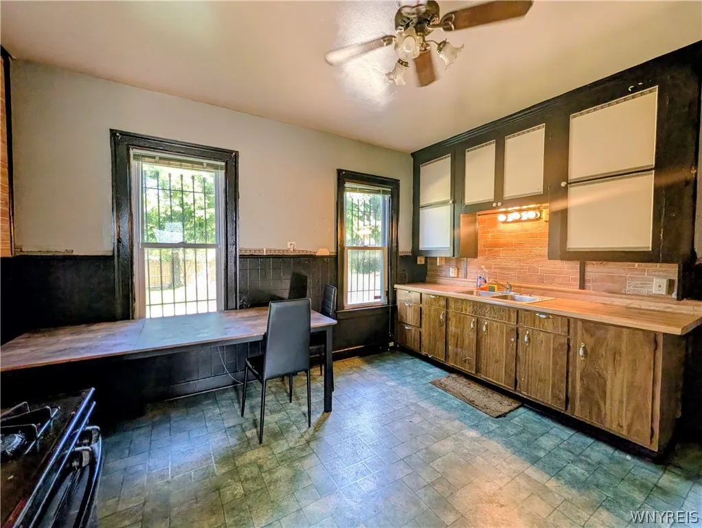 325 Box Avenue, Buffalo, New York 14211, Buffalo, New York 14211, 3 Bedrooms Bedrooms, 6 Rooms Rooms,1 BathroomBathrooms,Residential Lease,For Rent,325 Box Avenue, Buffalo, New York 14211,0,B1695677