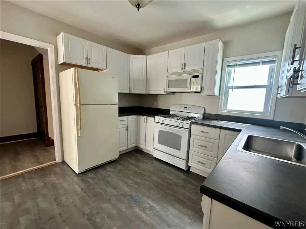 248 Commonwealth Avenue 2, Buffalo, New York 14216, Buffalo, New York 14216, 3 Bedrooms Bedrooms, 7 Rooms Rooms,1 BathroomBathrooms,Residential Lease,For Rent,248 Commonwealth Avenue 2, Buffalo, New York 14216,0,B1695985