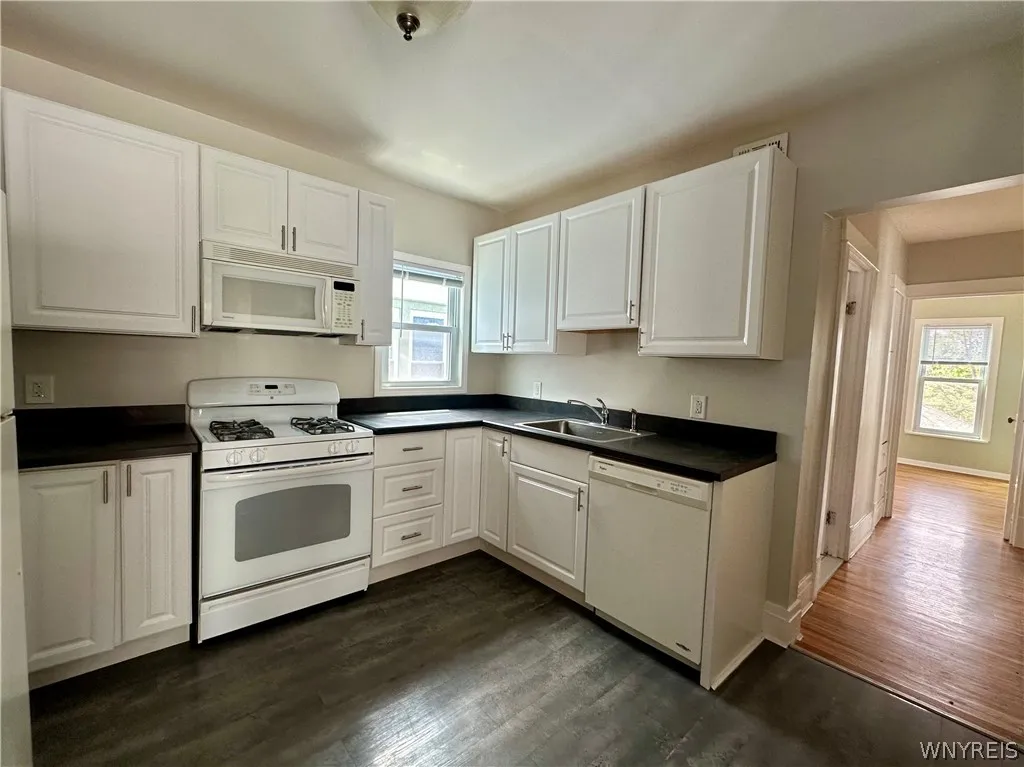 248 Commonwealth Avenue 2, Buffalo, New York 14216, Buffalo, New York 14216, 3 Bedrooms Bedrooms, 7 Rooms Rooms,1 BathroomBathrooms,Residential Lease,For Rent,248 Commonwealth Avenue 2, Buffalo, New York 14216,0,B1695985