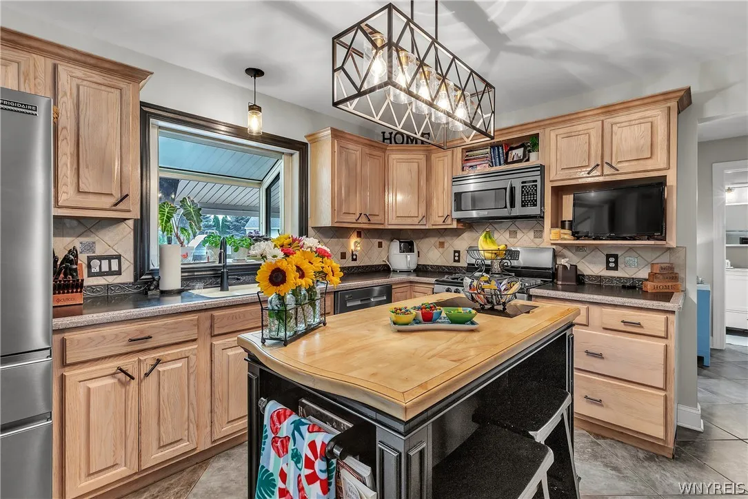 5521 Country Club Lane, Hamburg, New York 14075, Hamburg, New York 14075, 4 Bedrooms Bedrooms, 9 Rooms Rooms,2 BathroomsBathrooms,Residential,For Sale,5521 Country Club Lane, Hamburg, New York 14075,0,B1691457