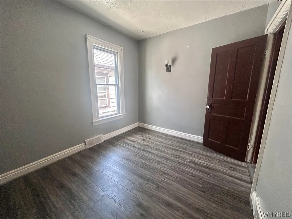 151 Amber Street Upper, Buffalo, New York 14220, Buffalo, New York 14220, 2 Bedrooms Bedrooms, 6 Rooms Rooms,1 BathroomBathrooms,Residential Lease,For Rent,151 Amber Street Upper, Buffalo, New York 14220,0,B1696164