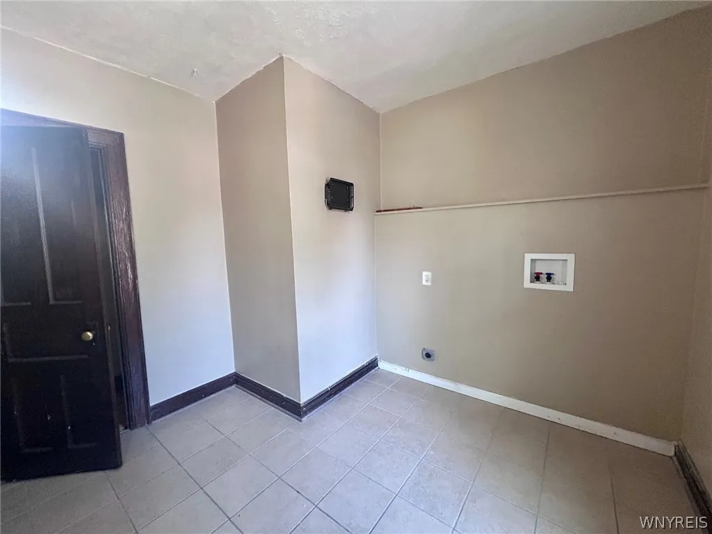 151 Amber Street Upper, Buffalo, New York 14220, Buffalo, New York 14220, 2 Bedrooms Bedrooms, 6 Rooms Rooms,1 BathroomBathrooms,Residential Lease,For Rent,151 Amber Street Upper, Buffalo, New York 14220,0,B1696164