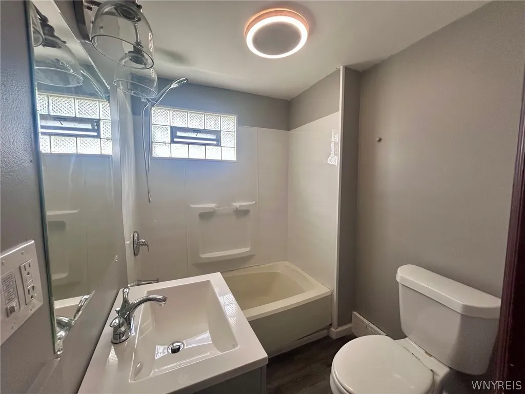 151 Amber Street Upper, Buffalo, New York 14220, Buffalo, New York 14220, 2 Bedrooms Bedrooms, 6 Rooms Rooms,1 BathroomBathrooms,Residential Lease,For Rent,151 Amber Street Upper, Buffalo, New York 14220,0,B1696164