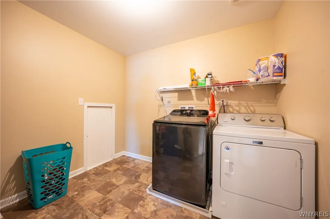 2336 Agassiz Drive, Hamburg, New York 14085, Hamburg, New York 14085, 3 Bedrooms Bedrooms, 11 Rooms Rooms,2 BathroomsBathrooms,Residential,For Sale,2336 Agassiz Drive, Hamburg, New York 14085,0,B1696187