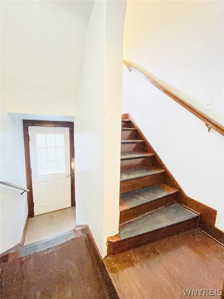 39 Elgas Street, Buffalo, New York 14207, Buffalo, New York 14207, 6 Bedrooms Bedrooms, ,2 BathroomsBathrooms,Residential,For Sale,39 Elgas Street, Buffalo, New York 14207,0,B1696367