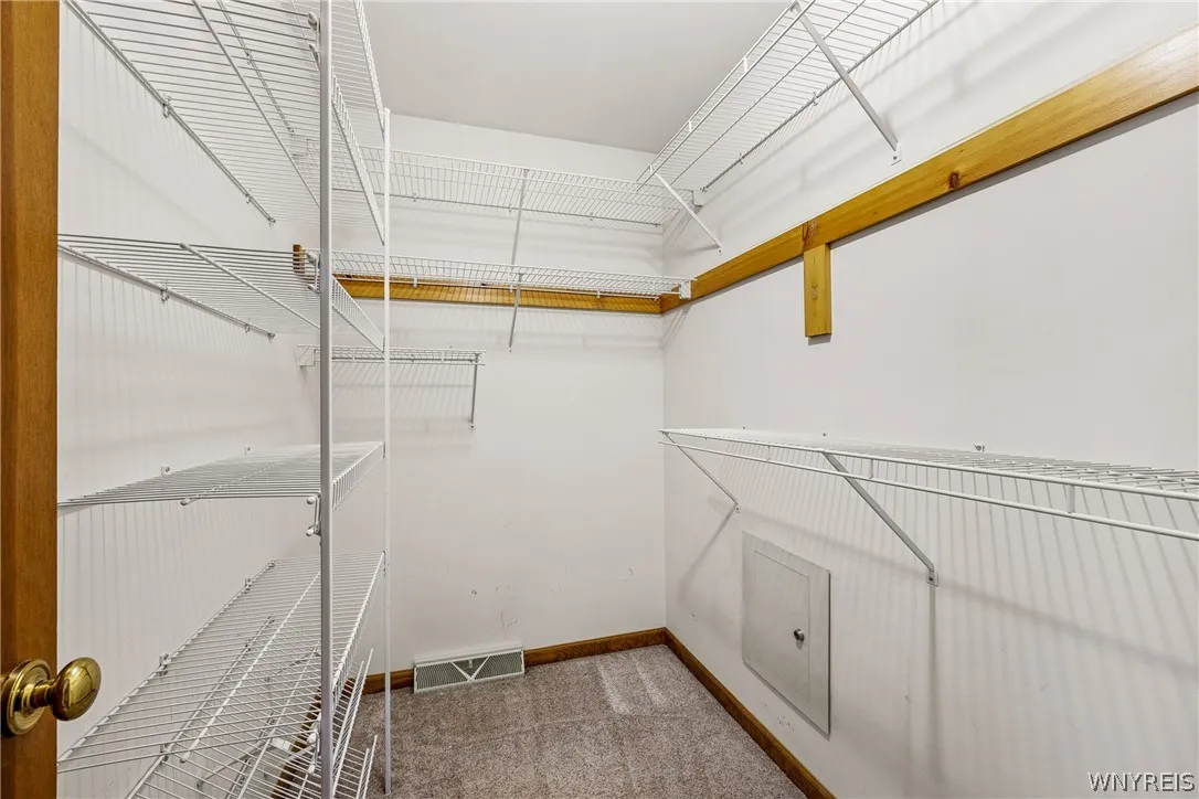 primary bdrm walk- in closet