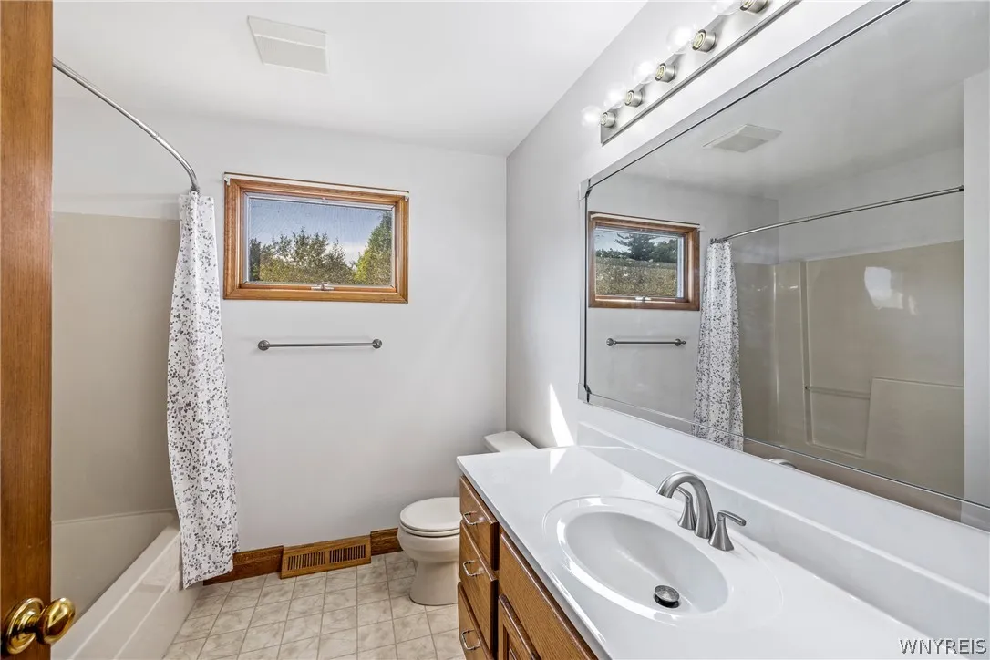 Floor 2 full bath