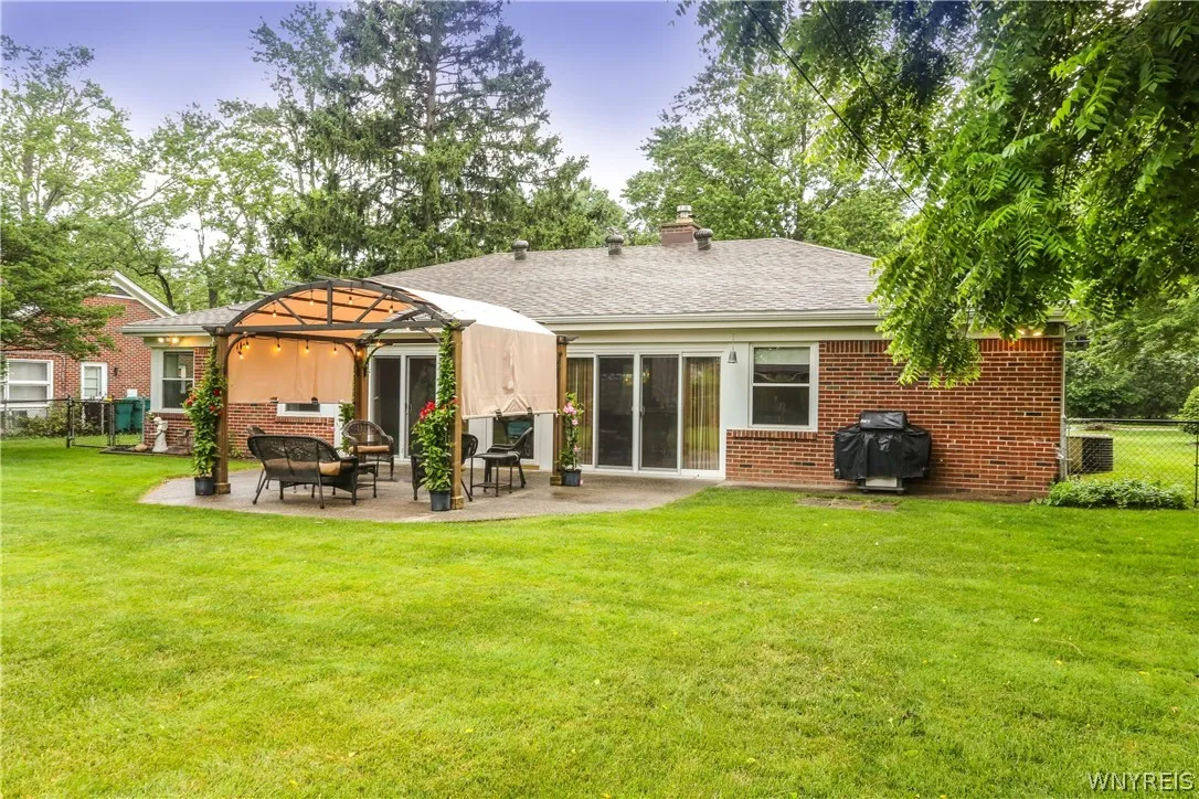 4135 Harris Hill Road, Clarence, New York 14221, Clarence, New York 14221, 2 Bedrooms Bedrooms, 6 Rooms Rooms,1 BathroomBathrooms,Residential,For Sale,4135 Harris Hill Road, Clarence, New York 14221,0,B1696029