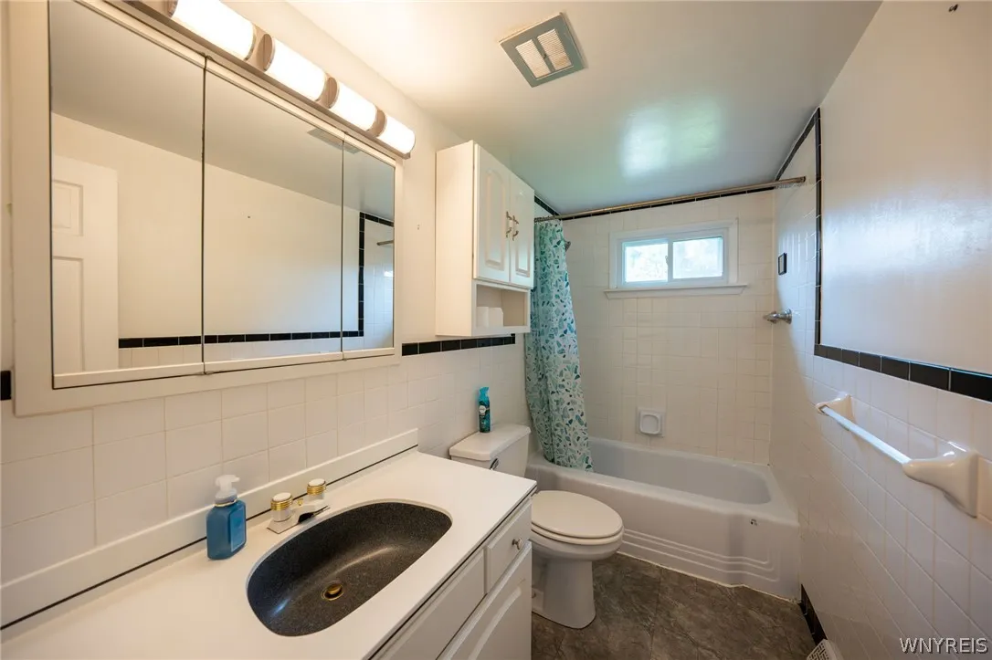 3933 Sharondale Drive, Hamburg, New York 14075, Hamburg, New York 14075, 3 Bedrooms Bedrooms, 7 Rooms Rooms,1 BathroomBathrooms,Residential,For Sale,3933 Sharondale Drive, Hamburg, New York 14075,0,B1696348
