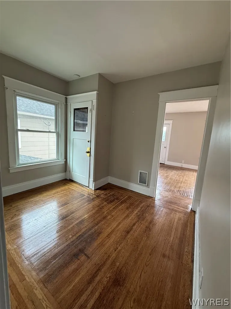 579 Crescent Avenue Upper, Buffalo, New York 14214, Buffalo, New York 14214, 2 Bedrooms Bedrooms, 5 Rooms Rooms,1 BathroomBathrooms,Residential Lease,For Rent,579 Crescent Avenue Upper, Buffalo, New York 14214,0,B1696648