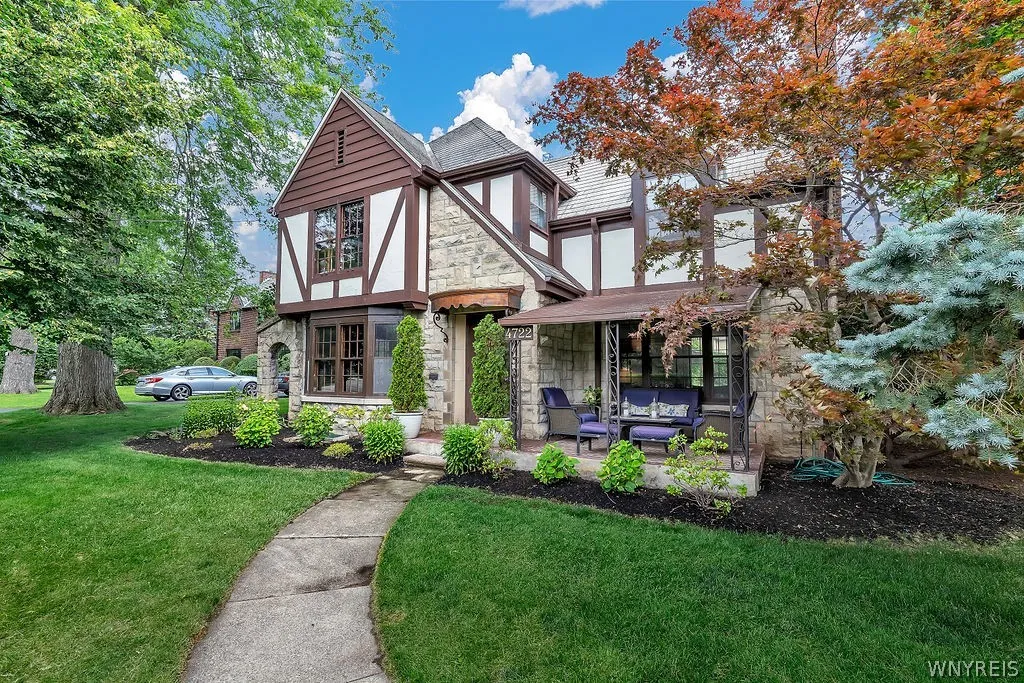4722 Main Street, Amherst, New York 14226, Amherst, New York 14226, 4 Bedrooms Bedrooms, 7 Rooms Rooms,2 BathroomsBathrooms,Residential,For Sale,4722 Main Street, Amherst, New York 14226,0,B1691012