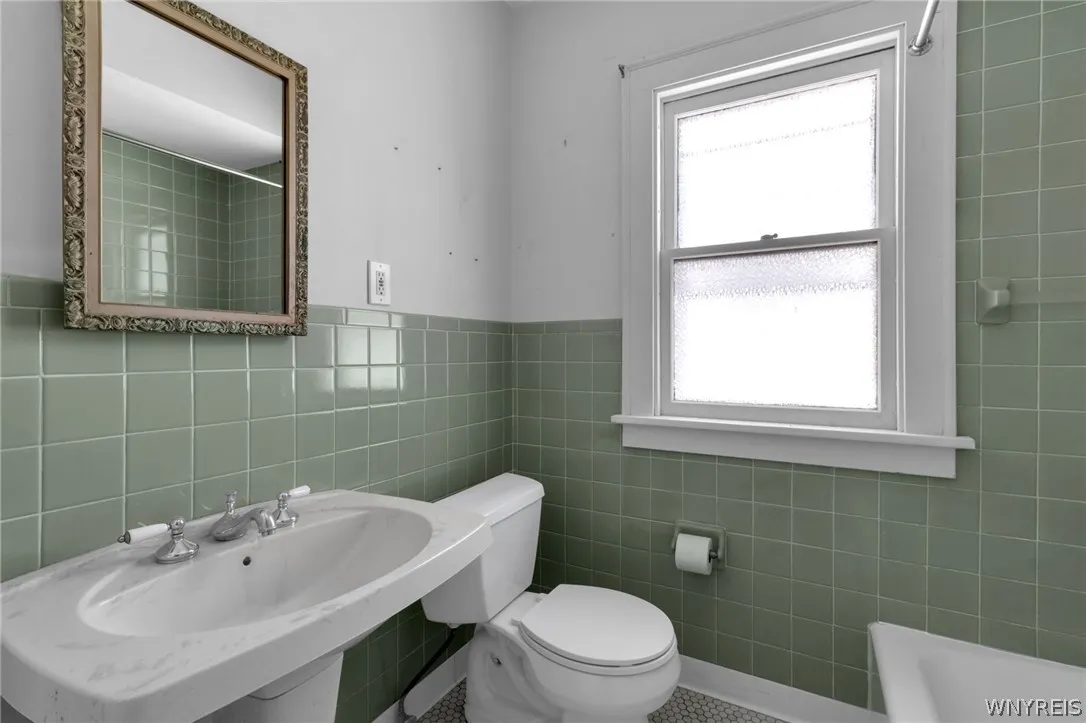 136 Lincoln Boulevard, Tonawanda, New York 14217, Tonawanda, New York 14217, 6 Bedrooms Bedrooms, ,2 BathroomsBathrooms,Residential,For Sale,136 Lincoln Boulevard, Tonawanda, New York 14217,0,B1679763