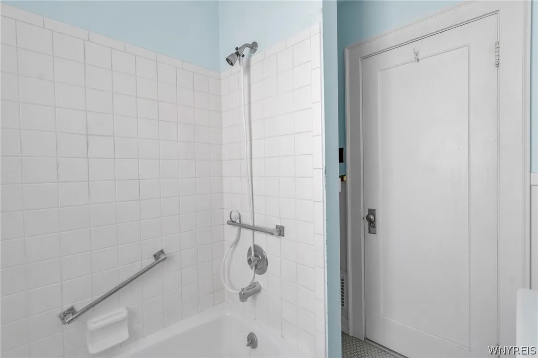 136 Lincoln Boulevard, Tonawanda, New York 14217, Tonawanda, New York 14217, 6 Bedrooms Bedrooms, ,2 BathroomsBathrooms,Residential,For Sale,136 Lincoln Boulevard, Tonawanda, New York 14217,0,B1679763