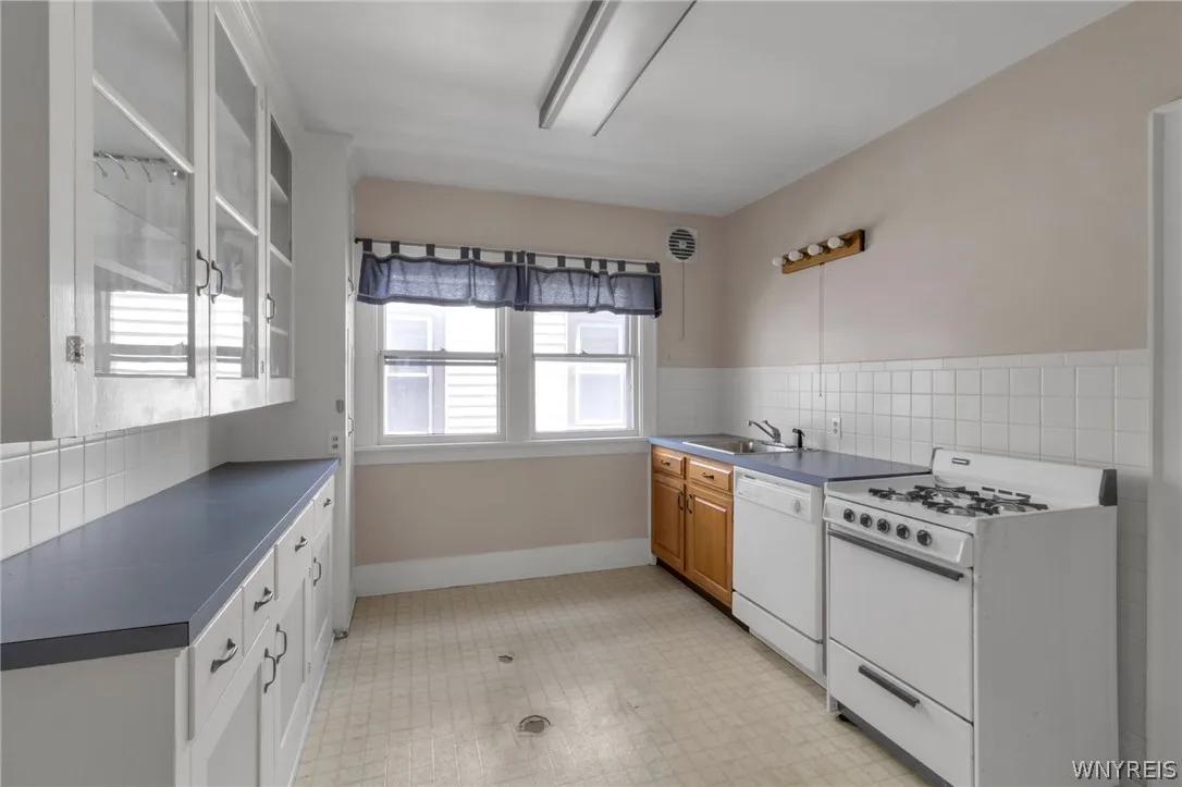 136 Lincoln Boulevard, Tonawanda, New York 14217, Tonawanda, New York 14217, 6 Bedrooms Bedrooms, ,2 BathroomsBathrooms,Residential,For Sale,136 Lincoln Boulevard, Tonawanda, New York 14217,0,B1679763