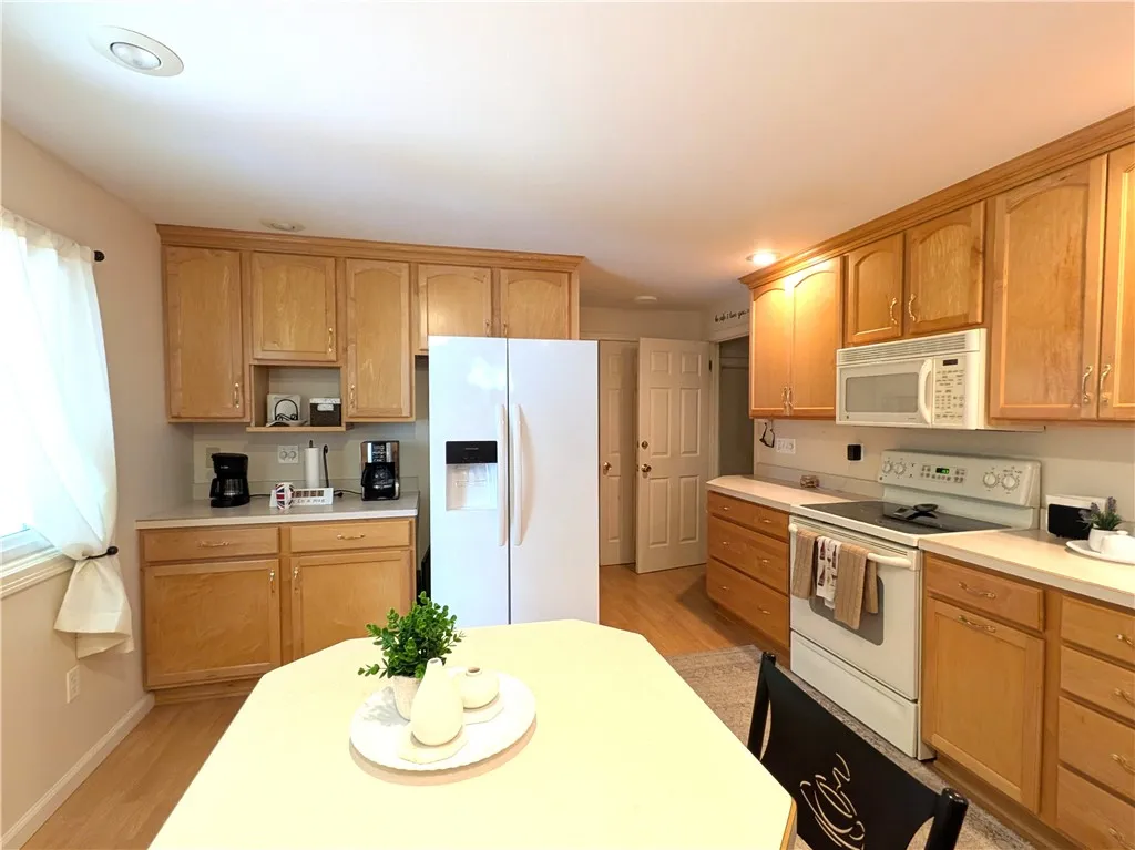 28 Kingswood Drive, Gates, New York 14624, Gates, New York 14624, 2 Bedrooms Bedrooms, 6 Rooms Rooms,1 BathroomBathrooms,Residential,For Sale,28 Kingswood Drive, Gates, New York 14624,0,R1695675