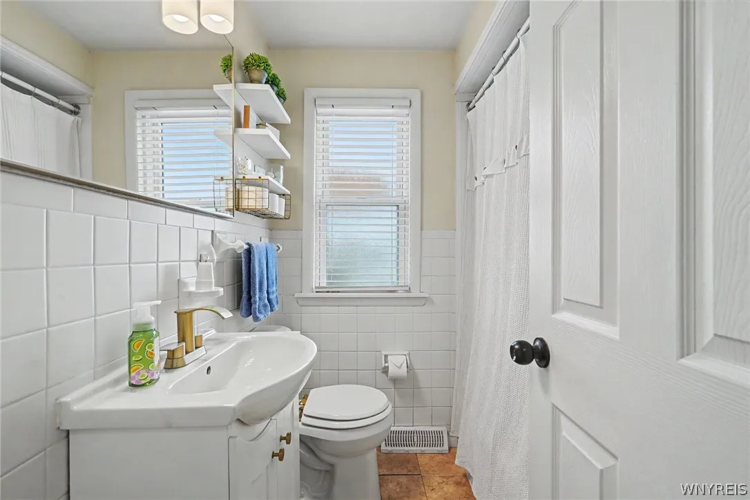 FULL BATH OFF MAIN HALL