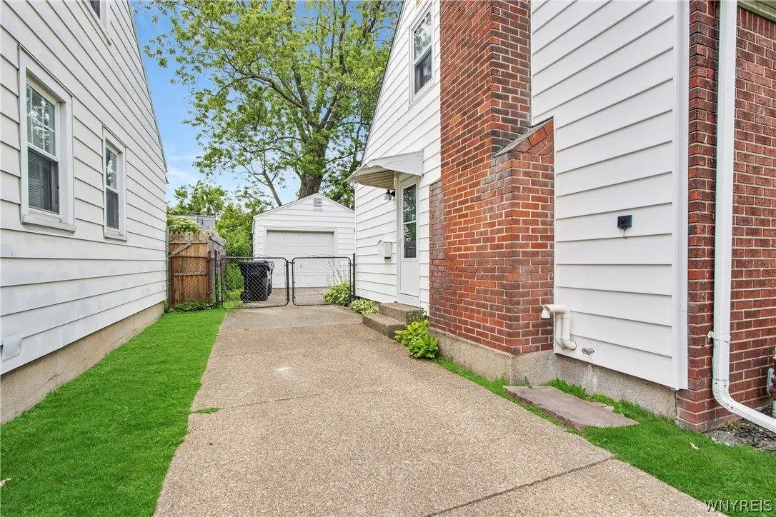 224 Paramount Parkway, Tonawanda, New York 14223, Tonawanda, New York 14223, 3 Bedrooms Bedrooms, 6 Rooms Rooms,1 BathroomBathrooms,Residential,For Sale,224 Paramount Parkway, Tonawanda, New York 14223,0,B1696579