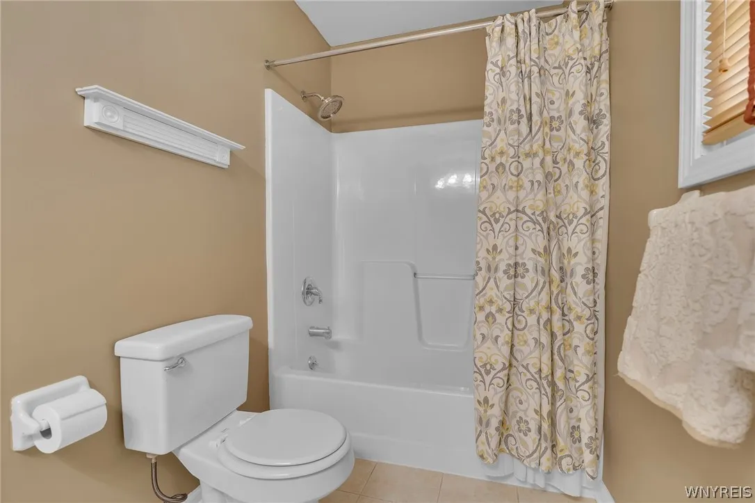 9090 Via Cimato Dr, Clarence, New York 14032, Clarence, New York 14032, 4 Bedrooms Bedrooms, 8 Rooms Rooms,2 BathroomsBathrooms,Residential,For Sale,9090 Via Cimato Dr, Clarence, New York 14032,0,B1696341