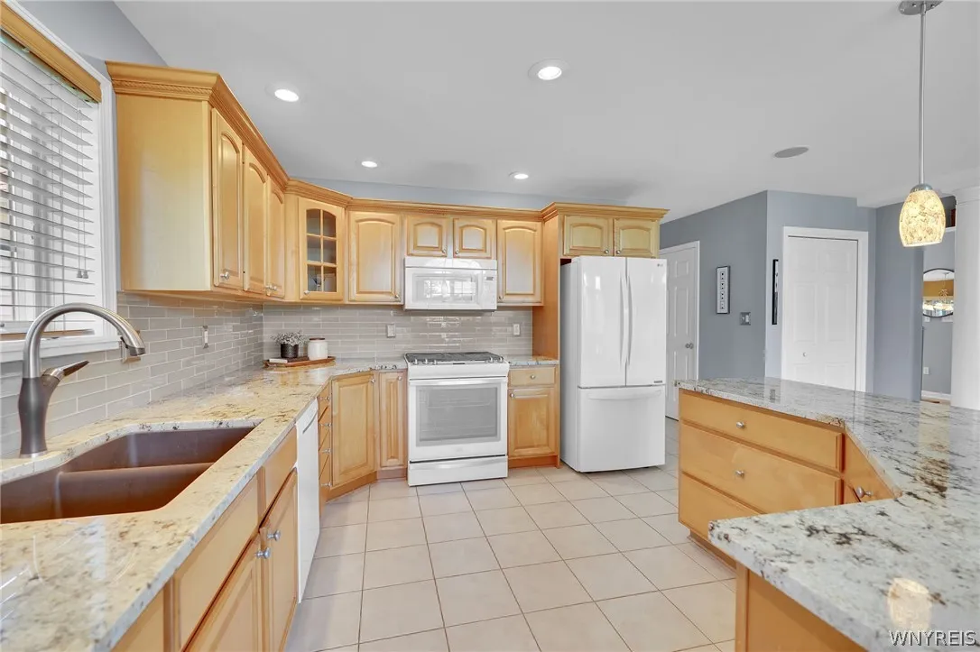 9090 Via Cimato Dr, Clarence, New York 14032, Clarence, New York 14032, 4 Bedrooms Bedrooms, 8 Rooms Rooms,2 BathroomsBathrooms,Residential,For Sale,9090 Via Cimato Dr, Clarence, New York 14032,0,B1696341