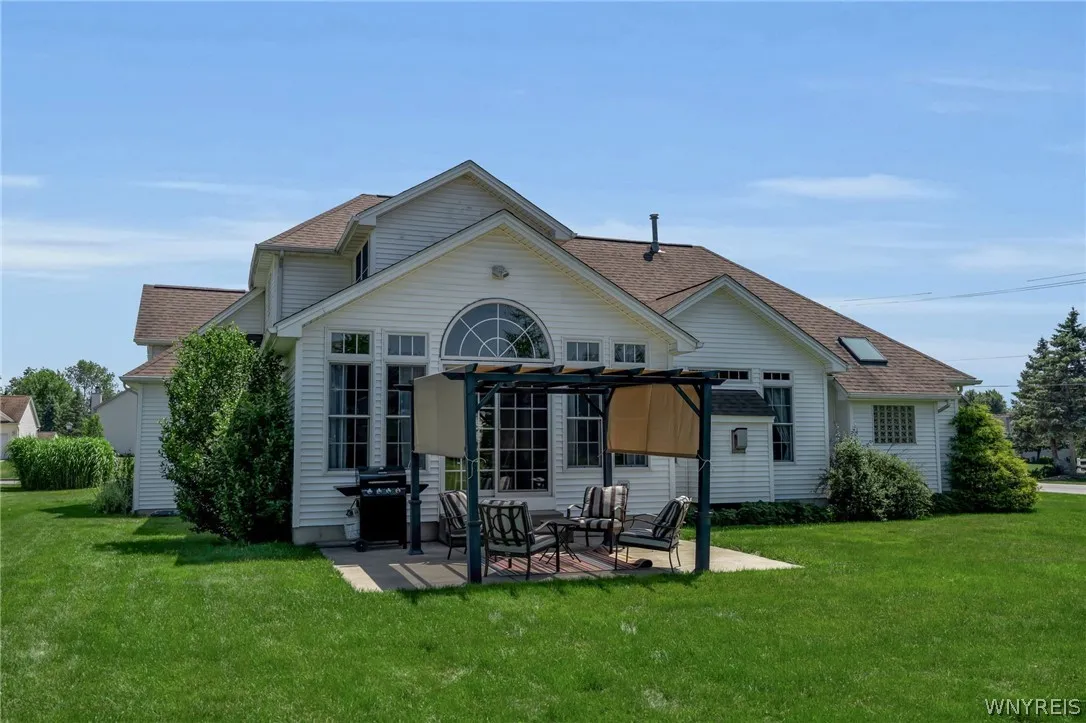 9090 Via Cimato Dr, Clarence, New York 14032, Clarence, New York 14032, 4 Bedrooms Bedrooms, 8 Rooms Rooms,2 BathroomsBathrooms,Residential,For Sale,9090 Via Cimato Dr, Clarence, New York 14032,0,B1696341