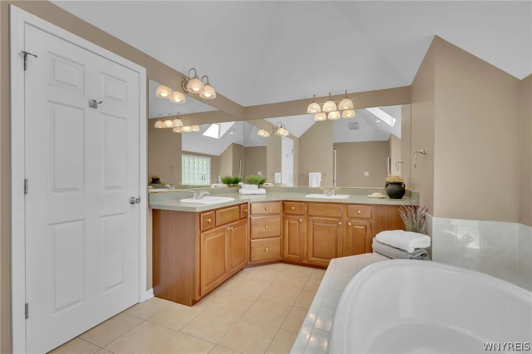 9090 Via Cimato Dr, Clarence, New York 14032, Clarence, New York 14032, 4 Bedrooms Bedrooms, 8 Rooms Rooms,2 BathroomsBathrooms,Residential,For Sale,9090 Via Cimato Dr, Clarence, New York 14032,0,B1696341