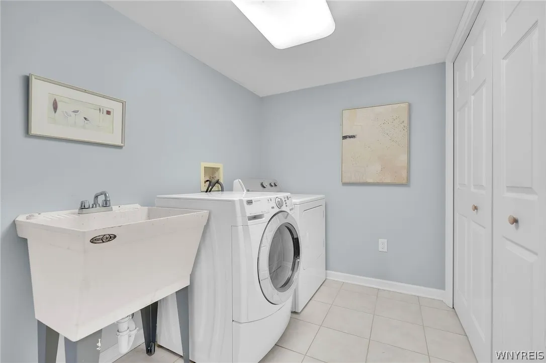 9090 Via Cimato Dr, Clarence, New York 14032, Clarence, New York 14032, 4 Bedrooms Bedrooms, 8 Rooms Rooms,2 BathroomsBathrooms,Residential,For Sale,9090 Via Cimato Dr, Clarence, New York 14032,0,B1696341