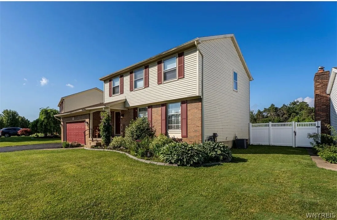 3544 Heatherwood Drive, Hamburg, New York 14075, Hamburg, New York 14075, 3 Bedrooms Bedrooms, 8 Rooms Rooms,2 BathroomsBathrooms,Residential,For Sale,3544 Heatherwood Drive, Hamburg, New York 14075,0,B1691688