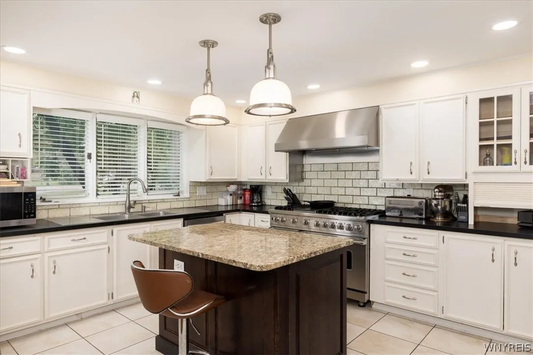 SS appliances & abundant cupboards