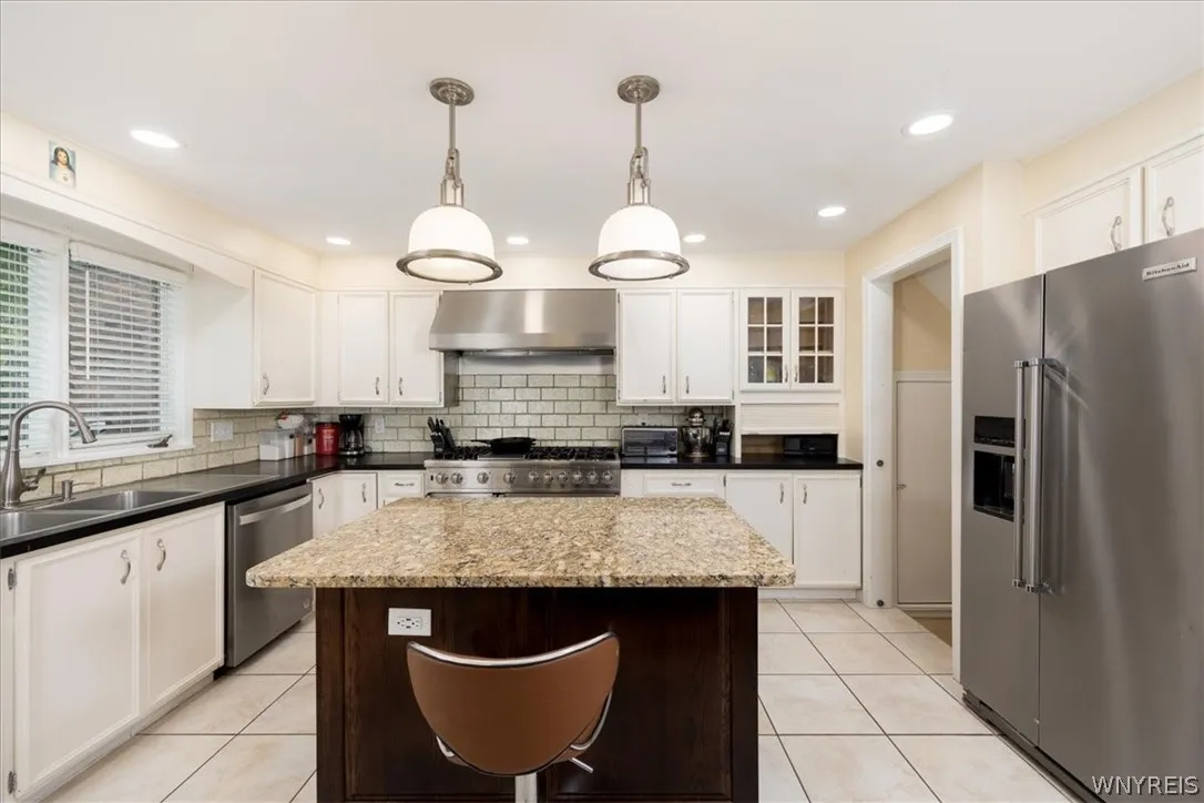 Kitchen w/breakfast bar island