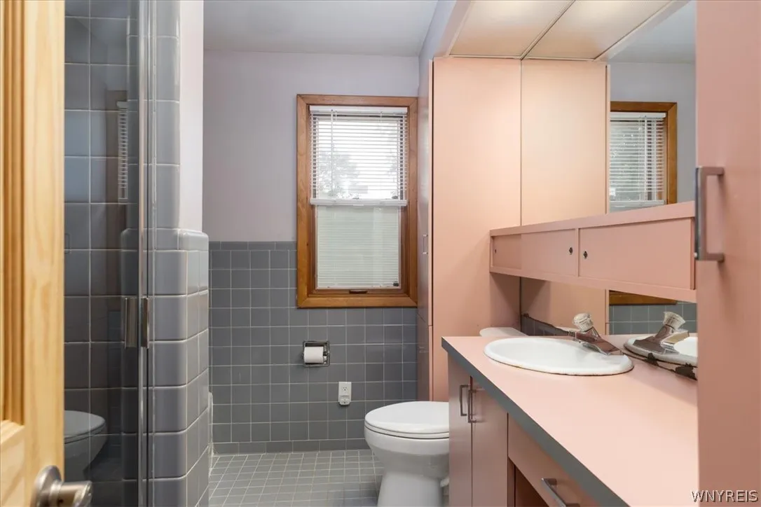 1st Flr bathroom