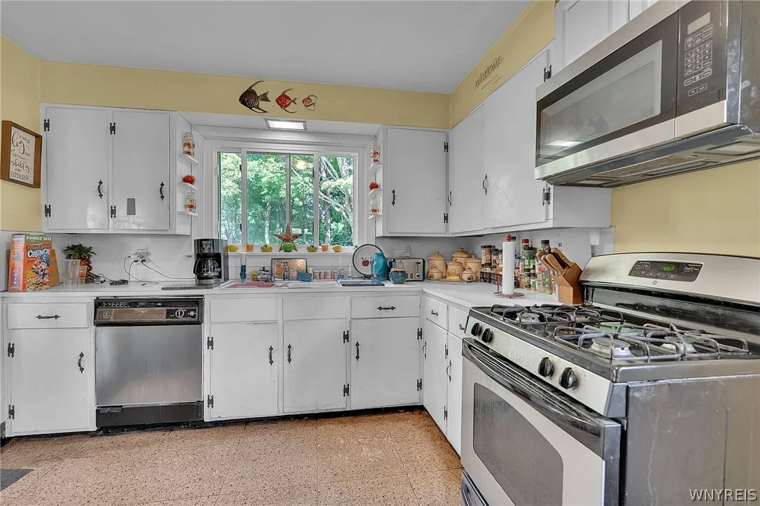 95 Victory Avenue, Hamburg, New York 14075, Hamburg, New York 14075, 3 Bedrooms Bedrooms, 6 Rooms Rooms,1 BathroomBathrooms,Residential,For Sale,95 Victory Avenue, Hamburg, New York 14075,0,B1697263
