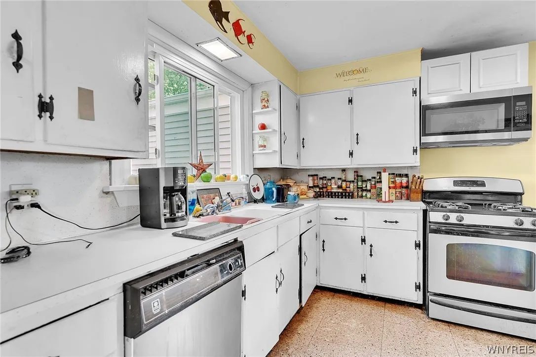 95 Victory Avenue, Hamburg, New York 14075, Hamburg, New York 14075, 3 Bedrooms Bedrooms, 6 Rooms Rooms,1 BathroomBathrooms,Residential,For Sale,95 Victory Avenue, Hamburg, New York 14075,0,B1697263