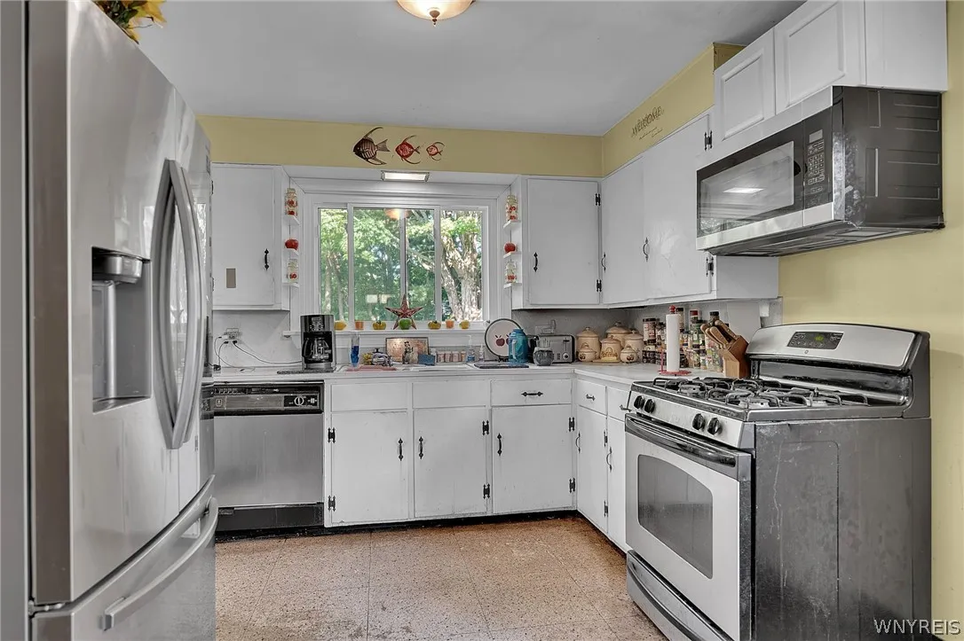95 Victory Avenue, Hamburg, New York 14075, Hamburg, New York 14075, 3 Bedrooms Bedrooms, 6 Rooms Rooms,1 BathroomBathrooms,Residential,For Sale,95 Victory Avenue, Hamburg, New York 14075,0,B1697263