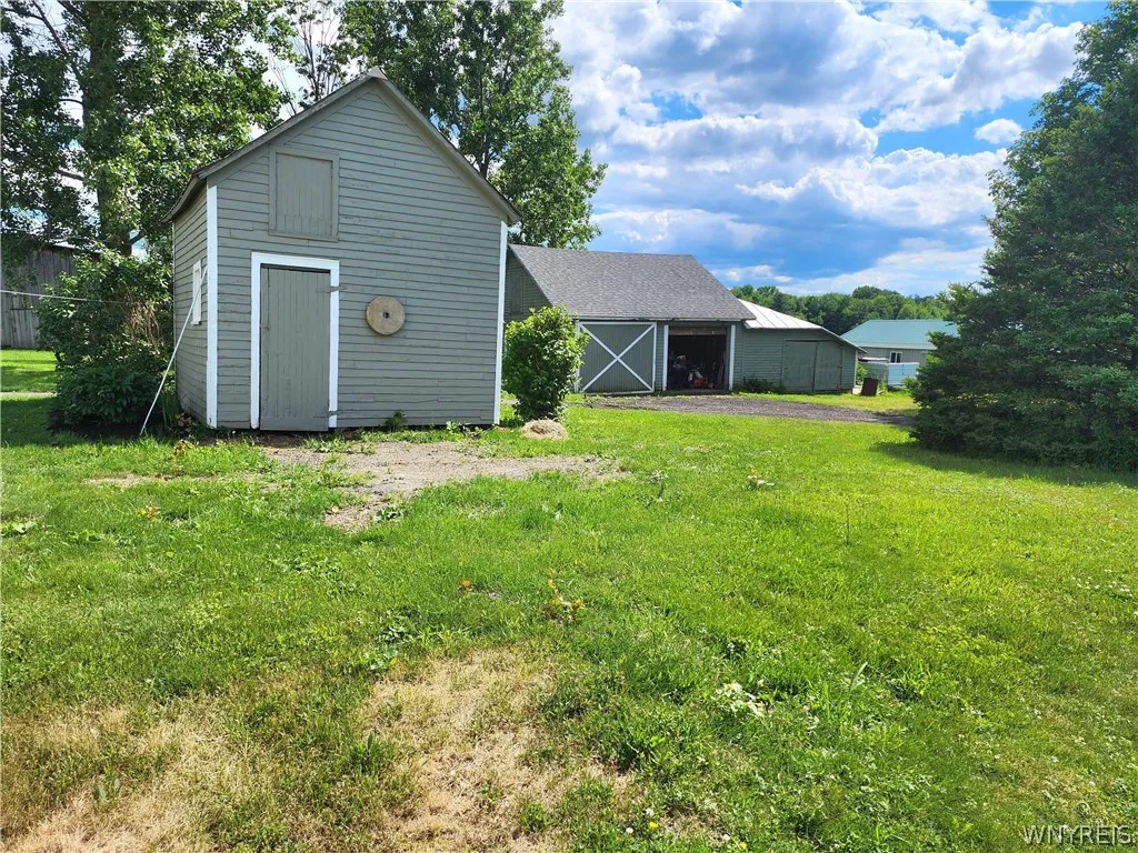 6097 Seufert Road, Orchard Park, New York 14127, Orchard Park, New York 14127, 3 Bedrooms Bedrooms, 10 Rooms Rooms,2 BathroomsBathrooms,Residential,For Sale,6097 Seufert Road, Orchard Park, New York 14127,0,B1697410