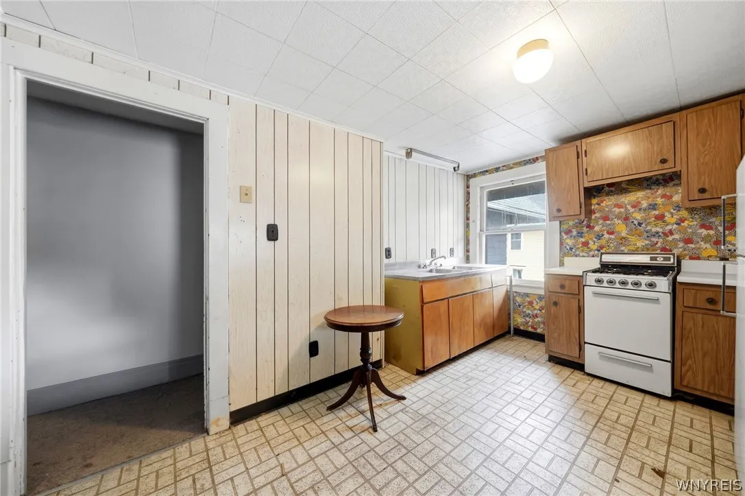 116 Clinton Street, Tonawanda, New York 14150, Tonawanda, New York 14150, 5 Bedrooms Bedrooms, ,3 BathroomsBathrooms,Residential,For Sale,116 Clinton Street, Tonawanda, New York 14150,0,B1695516